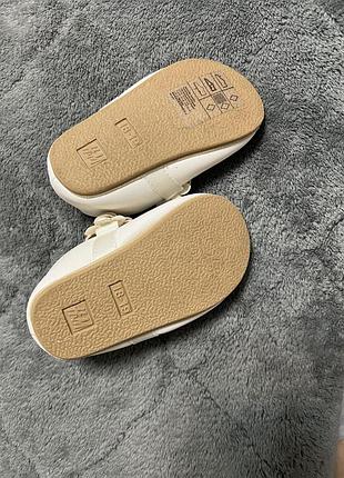 Туфлі для дівчинки h&m молочного кольору 4