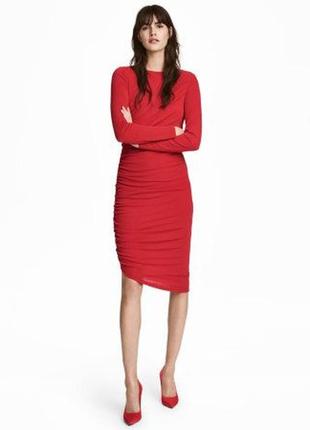 Червона драпірована міді сукня1 фото