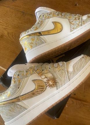 Кросівки жіночі nike air jordan білі із золотистим візерунком