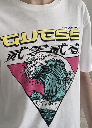 Жіноча футболка guess біла з принтом