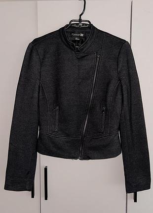 Женская трикотажная куртка  бренда forever  21 темно-серого (антрацитового) цвета. трикотажный темно серый жакет xs-s