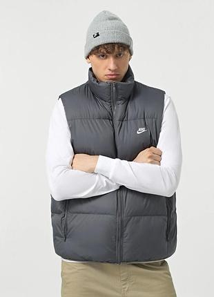 Мужской утеплённый жилет nike sportswear club primaloft® puffer vest серый s код: fb7373-068 iron grey / white