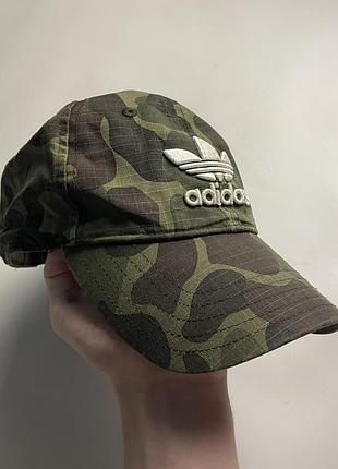 Камуфляжна кепка adidas