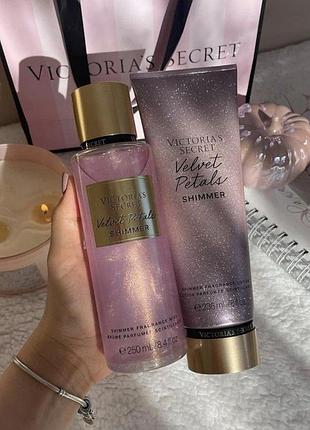 Парфумований лосьйон або спрей для тіла з шимером victoria’s secret velvet petals shimmer ✨  🎀
