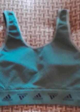 Топ жіночий спортивний adidas з чашками, розмір m,