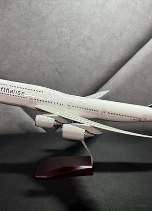 Модель літака boeing 747-8 lufthansa