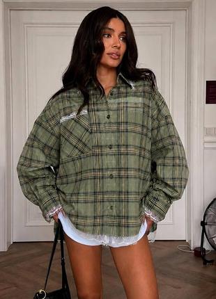Женская фланелевая рубашка oversize в клетку с кружевом теплая рубашка оверсайз на пуговицах оливковое универсальное