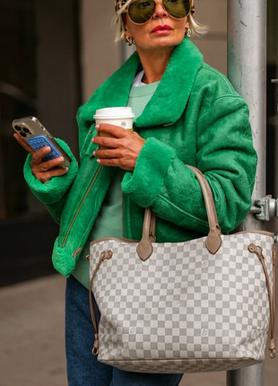 Эта девочка вместит все: шоппер louise vuitton