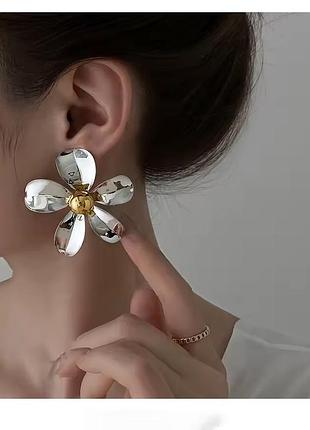 Серьги цветочки золотисто-серебристые гладкие