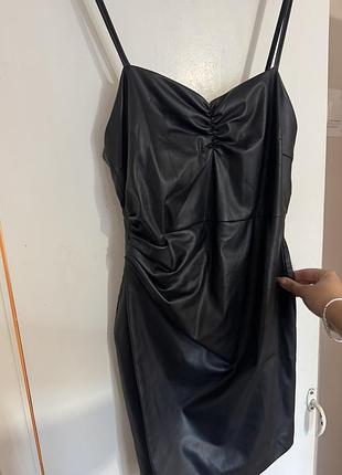 Жіноча коротка сукня zara чорна розмір m з екошкіри