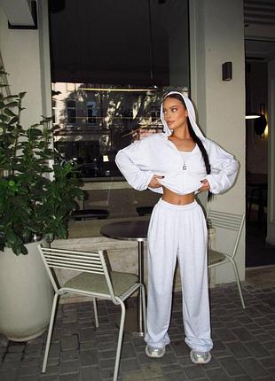 Женский костюм oversize с кофтой на молнии и широкими брюками палаццо