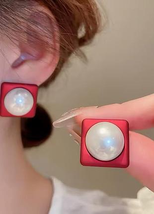 Серьги красные квадраты белые бусинки