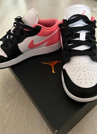 Кросівки жіночі air jordan 1 low gs чорний / білий
