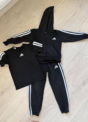 Спортивний костюм для хлопчика adidas чорний з білими смужками, розмір 122 (на 116)