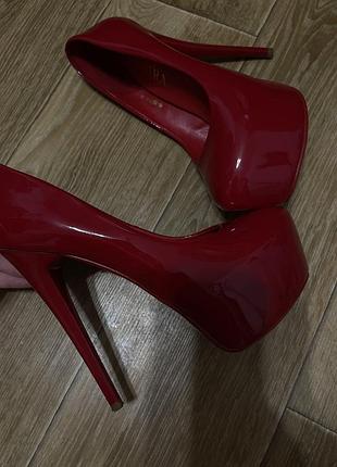 Туфлі жіночі в стилі christian louboutin червоні лакована шкіра