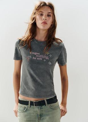 Футболка с вареным эффектом и блестящей надписью