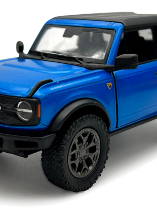 Машинка металева kinsmart 1:34 2022 ford bronco (hard top) kt5438wb інерційна, двері відчиняються / колір синій