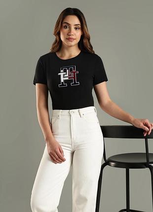 Жіноча футболка tommy hilfiger чорного кольору, прикрашена фірмовим монограмним логотипом "th" по центру xl 48 usa 🇺🇸