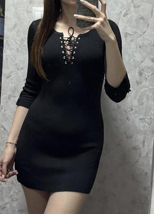 Коротка жіноча сукня в рубчик чорна