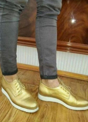 Стильные туфли на белой подошве