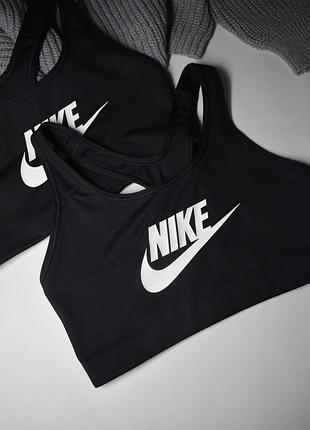 Чорний базовий спортивний топ nike m