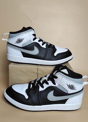 Кроссовки найк nike air jordan 1.
размер 35 длина стельки 22,5см