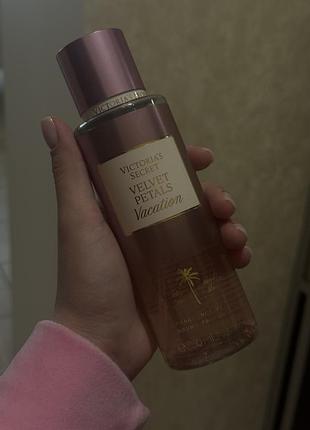 Парфумований спрей для тіла victoria's secret velvet petals vacation 250 мл для жінок