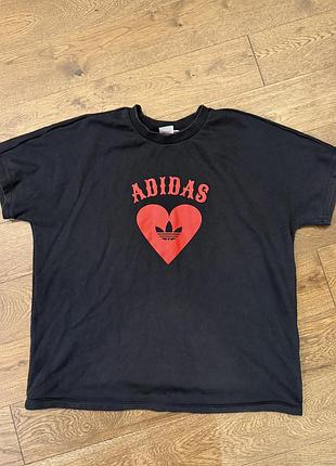 Жіноча футболка adidas чорна з принтом серця та логотипом, розмір l