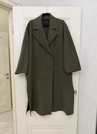 Пальто оверсайз оливково-зеленого цвета бренда massimo dutti