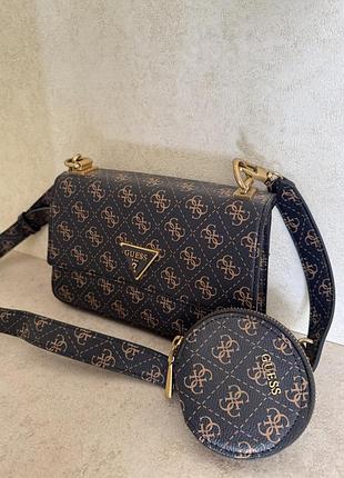 Крос-боді для жінок guess коричнева з монограмним принтом