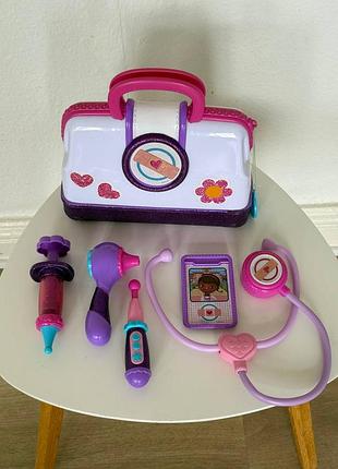 Медицинский игровой набор disney junior doc mcstuffins toy hospital doctor's bag set (сумка-кейс врача с аксессуарами).