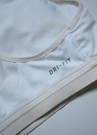 Білий спортивний топ nike 4