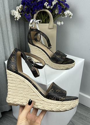 Жіночі оригінальні босоніжки на платформі guess