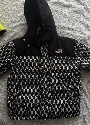 Куртка дитяча the north face чорно-біла з принтом