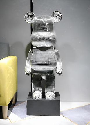 Фігурка bearbrick срібного кольору на підставці supreme 155 см. іграшка дизайнерська беарбрик. фігурка be@rbrick