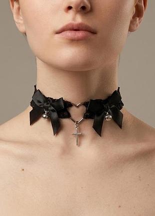 Нежный чоккер с атласными бантами и крестом черный (80к049)