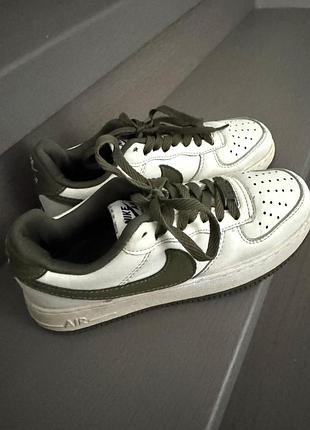 Кросівки nike білі з оливковими деталями