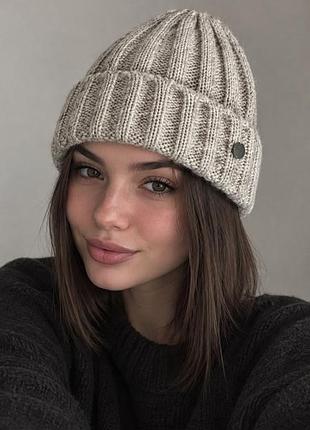 Вязаная шапка бежевая