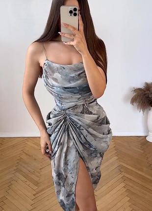 Розпродаж сукня prettylittlething міді з драпіруванням