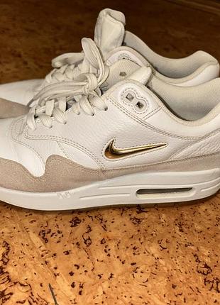 Кросівки жіночі nike білі з золотистим логотипом