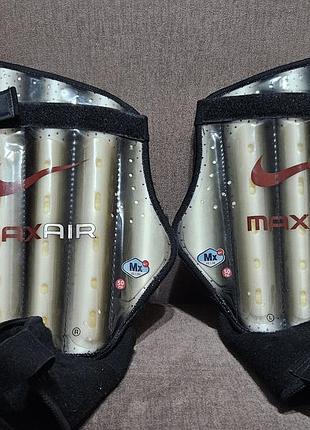 Винтажные футбольные щитки nike max air с амортизирующими воздушными камерами и фиксаторами для голеностопа