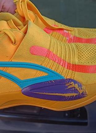 Баскетбольные кроссовки puma rise nitro в расцветке sun stream с контрастными бирюзовыми и фиолетовыми акцентами