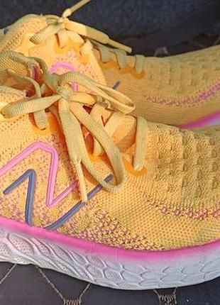 Женские кроссовки new balance fresh foam x 1080v12 в яркой желто-оранжевой расцветке.