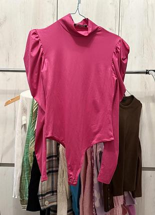 Яскраво-рожеве боді bershka з об'ємними плечима розмір s