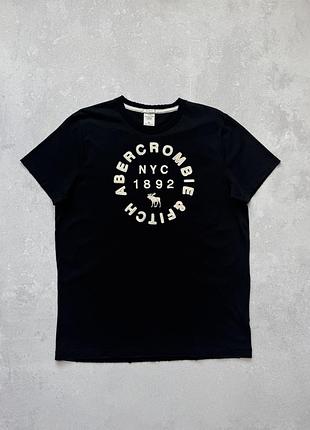 Стильна чорна чоловіча футболка від бренду abercrombie&fitch з вишитим лого на грудях