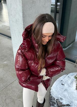 Дутый трендовый лаковый пуховик пуфер с капюшоном