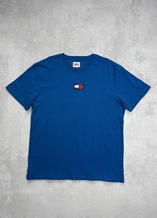 Яскрава чоловіча футболка від бренду tommy hilfiger з фірмовим логотипом на грудях