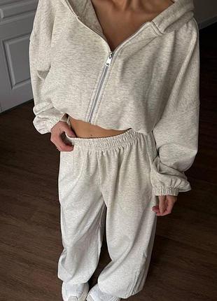 Женский базовый костюм oversize с укороченной кофтой на молнии и широкими брюками
