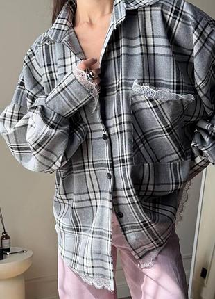 Жіноча сорочка oversize в карту з мереживом, універсальний розмір ог 148 см графіт, oversize