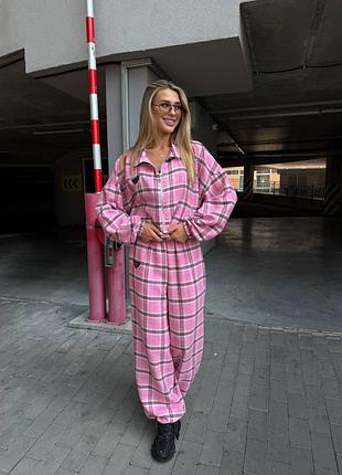 Женский костюм oversize в клетку из фланели с укороченной кофтой и широкими брюками